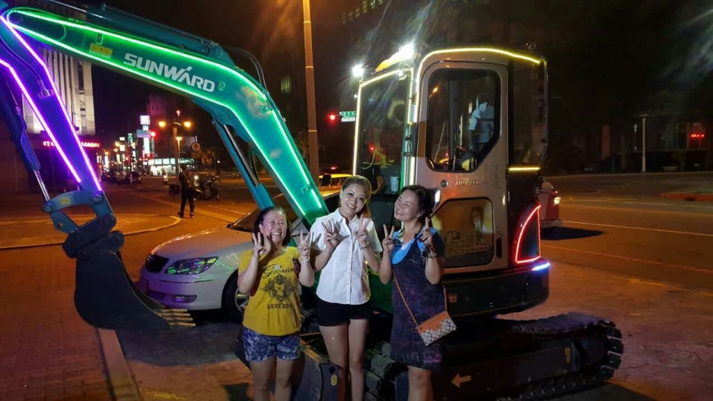 嘉義市长大赞必发集团智能挖掘机环台义举