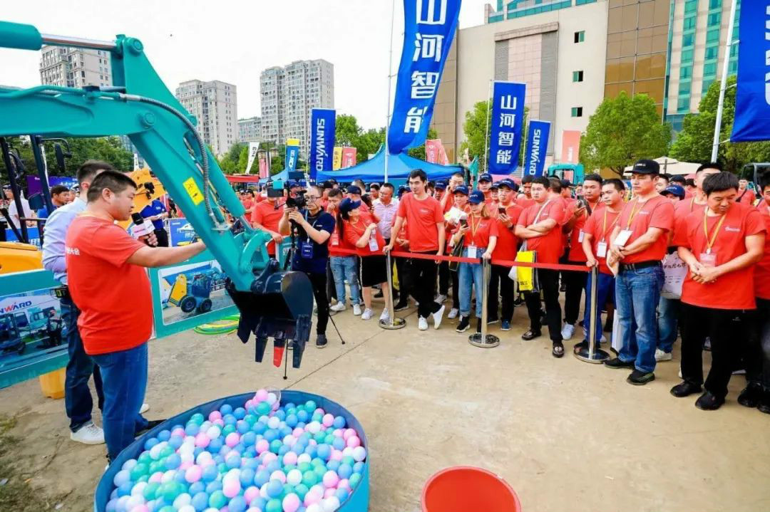 2020全球微挖大会 必发集团智能精品微挖赢得满堂彩
