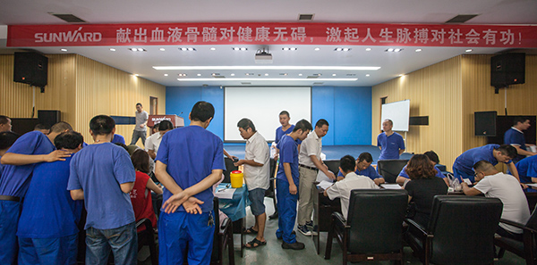 必发集团智能百余员工 冒雨争相献血