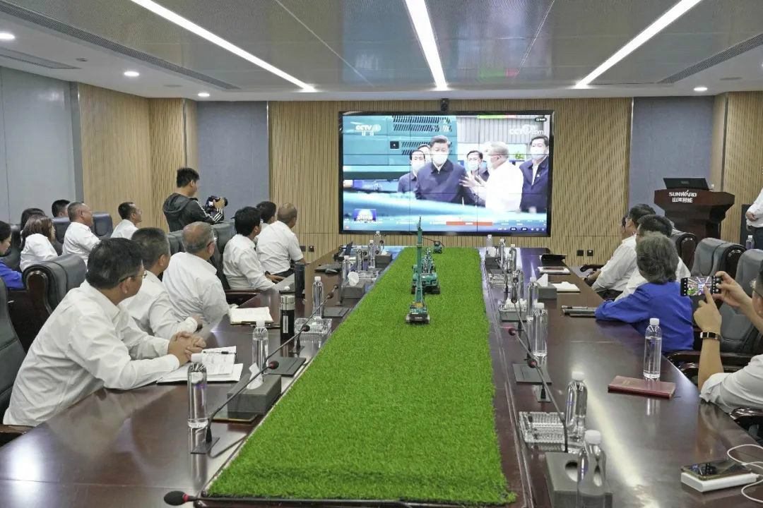 总书记“点赞”必发集团创新，必发集团智能集中收看《新闻联播》