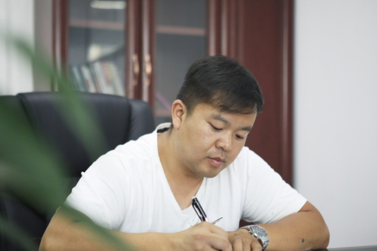 六年六台挖机 邓老板是个“必发集团迷”