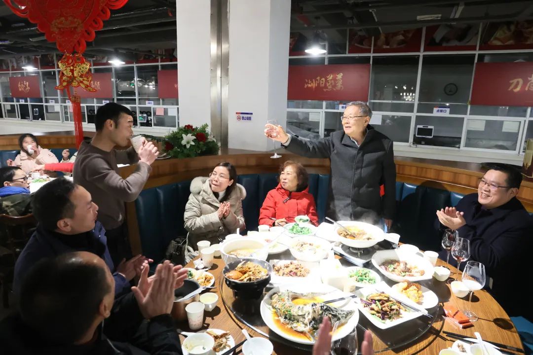 20220203181614_81537 必发集团智能董事长何清华与留厂员工一路过大年!