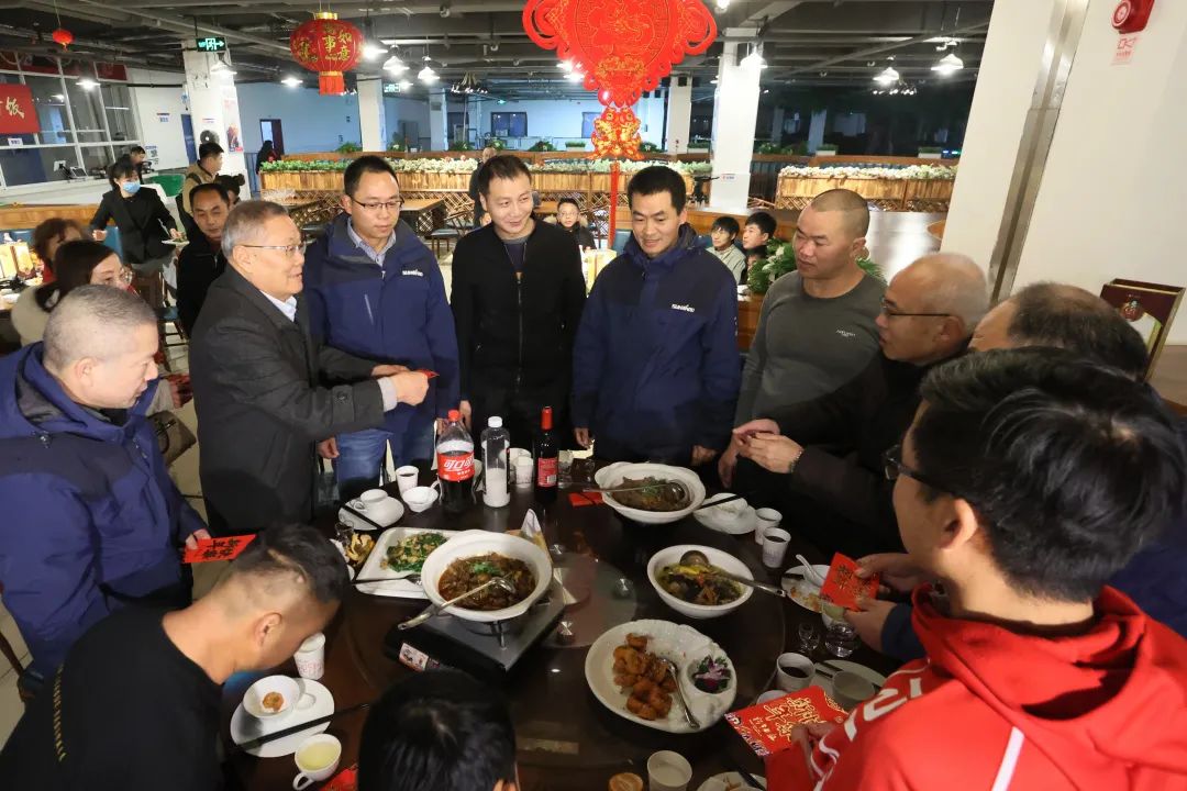 20220203181703_89739 必发集团智能董事长何清华与留厂员工一路过大年!