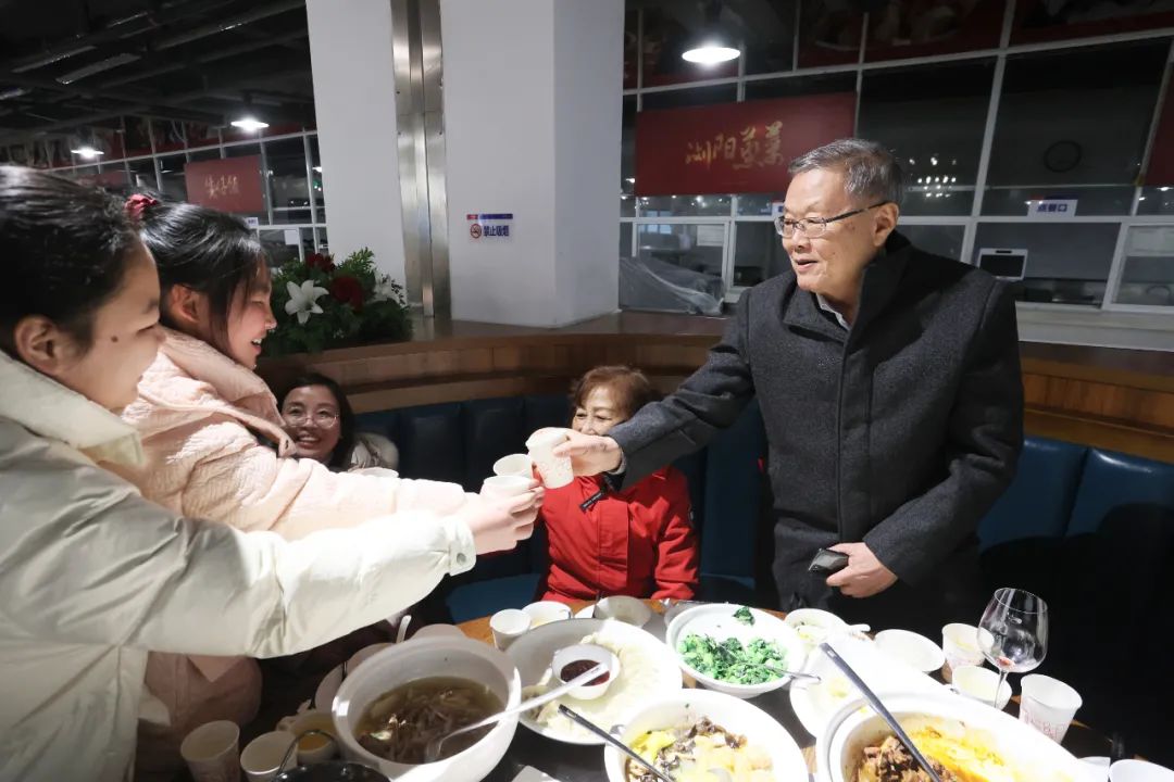 20220203181727_18824 必发集团智能董事长何清华与留厂员工一路过大年!