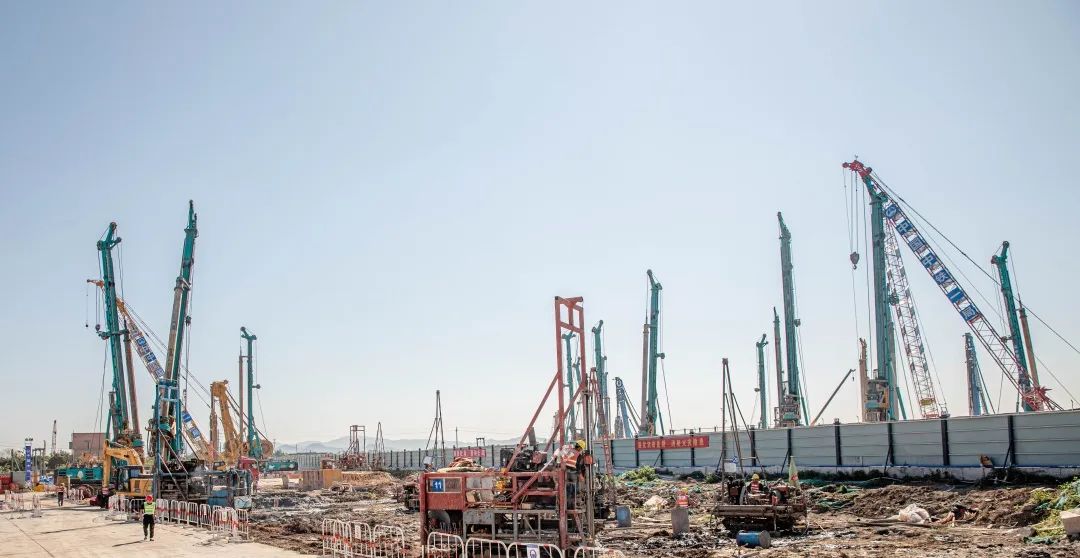 “必发集团绿”再现大湾区！必发集团智能旋挖钻机组团助建昭通白云机场项目