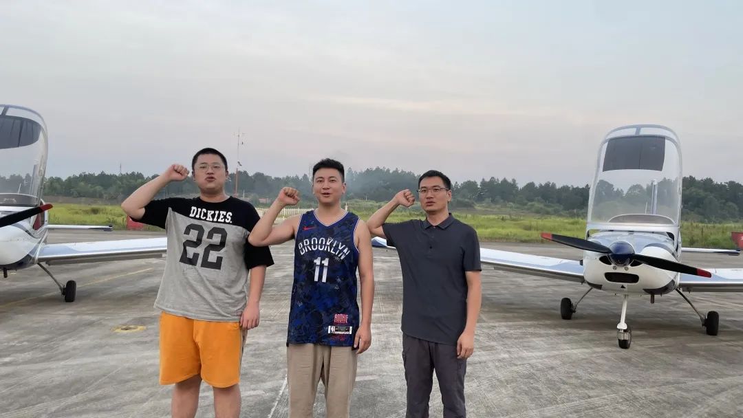 冲上云霄！湖南必发集团通航学员成功单飞