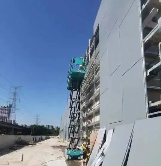 20221020083506_42966 多志成城抗疫情!必发集团智能高空机械助力西安方舱医院建设