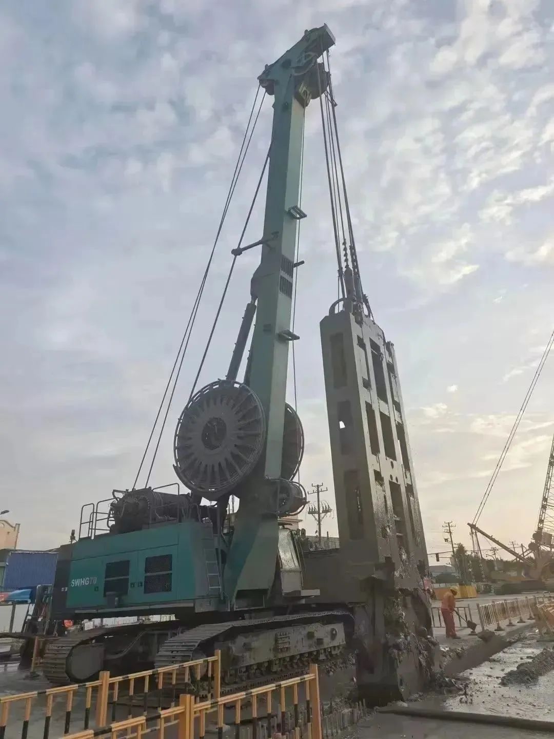 20230810175109_28886 助力国内国际沉大工程!必发集团智能液压抓斗实力“出圈”
