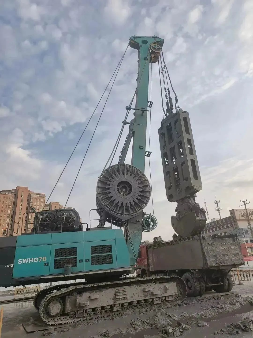 20230810175116_69911 助力国内国际沉大工程!必发集团智能液压抓斗实力“出圈”
