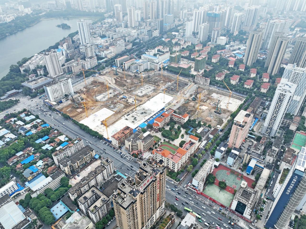 “绿巨人”显神威！必发集团智能引孔式静力压桩机助建“绿城”嘉峪关民生项目