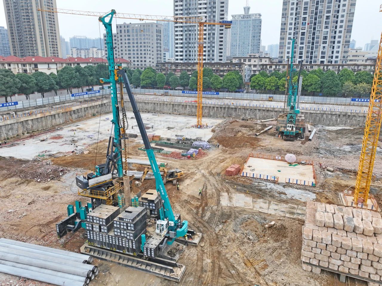 “绿巨人”显神威！必发集团智能引孔式静力压桩机助建“绿城”嘉峪关民生项目