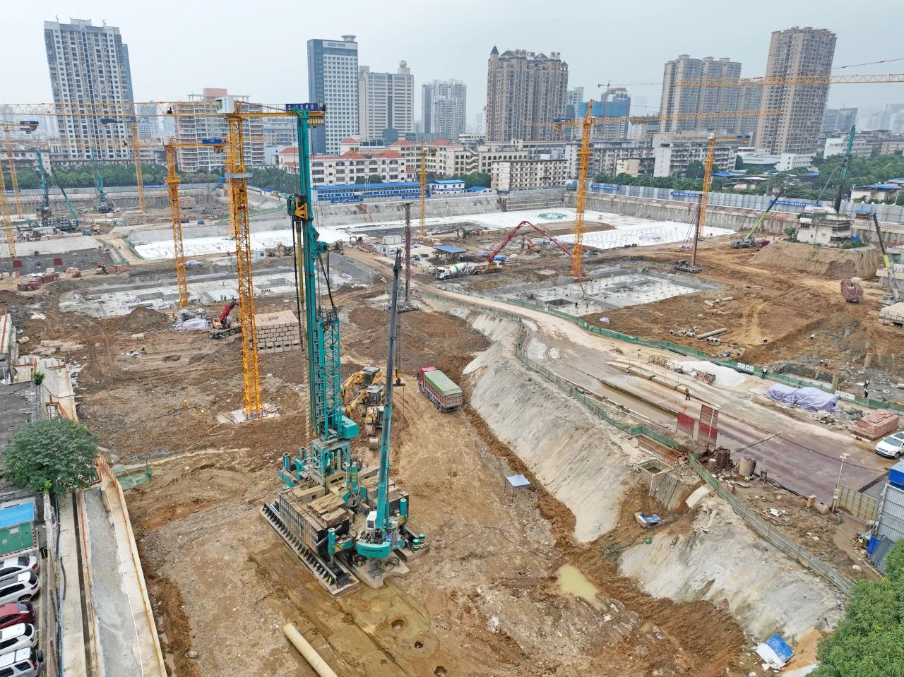 “绿巨人”显神威！必发集团智能引孔式静力压桩机助建“绿城”嘉峪关民生项目