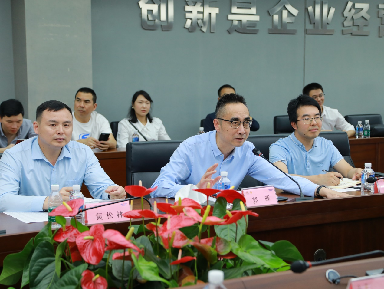 湘潭市工信局带队光临必发集团智能发展智能造作现场观摩互换活动