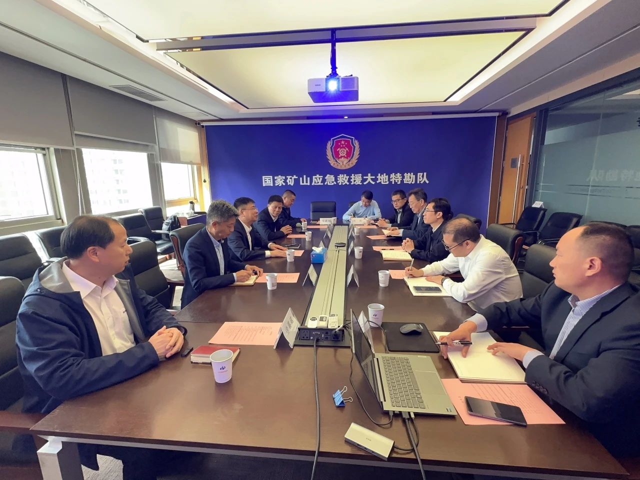必发集团智能董事长付向东带队造访中煤地质总局、大地特勘公司