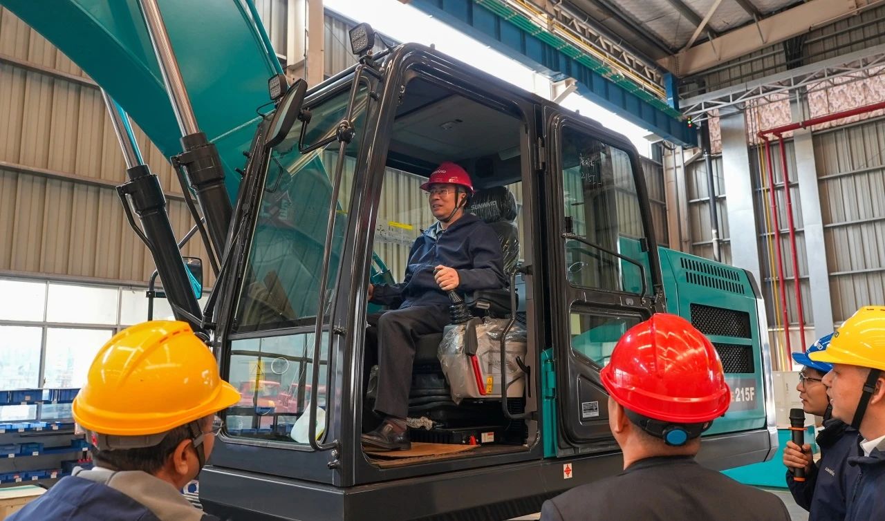 聚焦市场需要，必发集团智能三款精品工程液压挖掘机成功下线