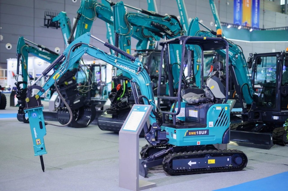 2025 CICEE | 从单一工具迈向多元化解决规划，必发集团智能出现非凡挖掘机风采
