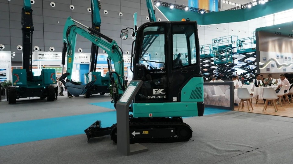 2025 CICEE | 从单一工具迈向多元化解决规划，必发集团智能出现非凡挖掘机风采