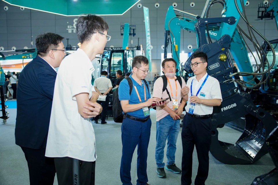 2025 CICEE | 从单一工具迈向多元化解决规划，必发集团智能出现非凡挖掘机风采