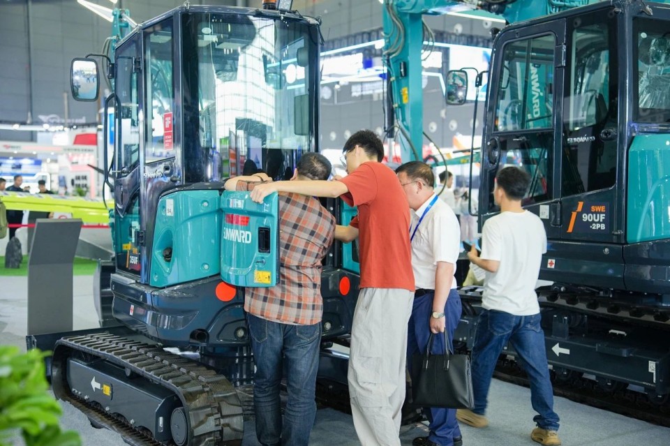 2025 CICEE | 从单一工具迈向多元化解决规划，必发集团智能出现非凡挖掘机风采