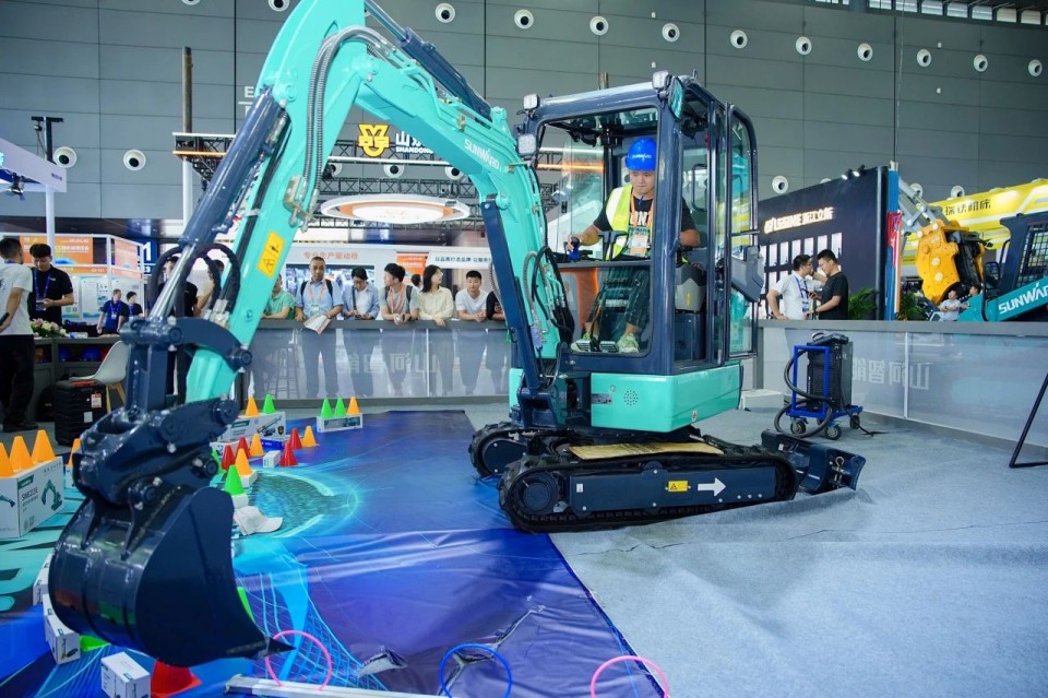2025 CICEE | 从单一工具迈向多元化解决规划，必发集团智能出现非凡挖掘机风采
