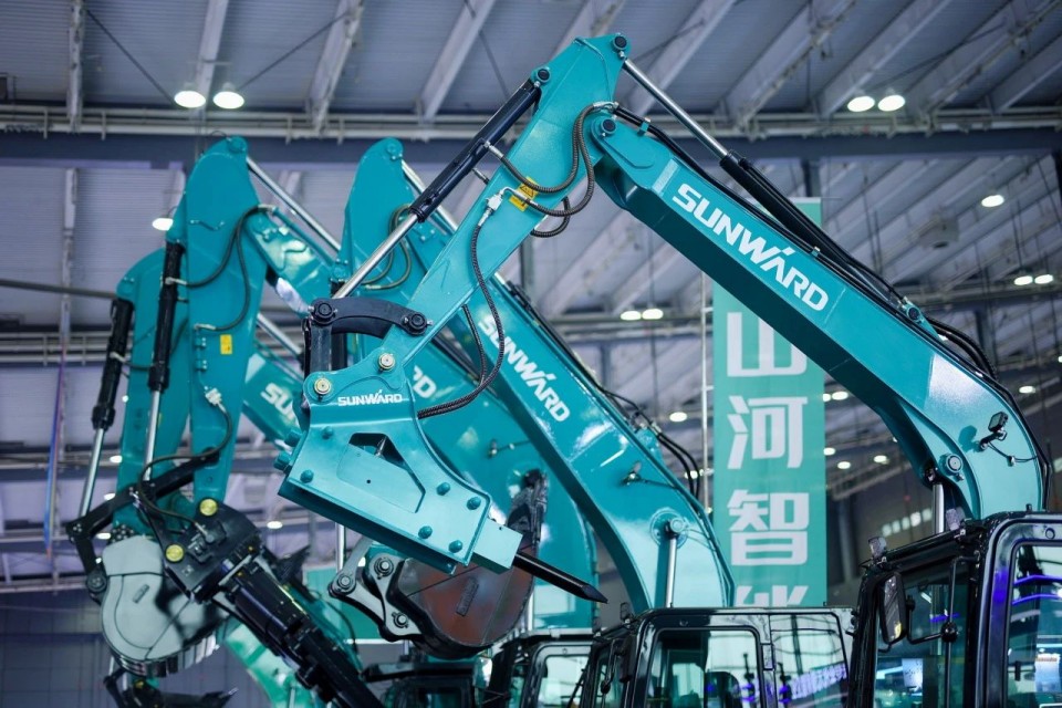 2025 CICEE | 从单一工具迈向多元化解决规划，必发集团智能出现非凡挖掘机风采