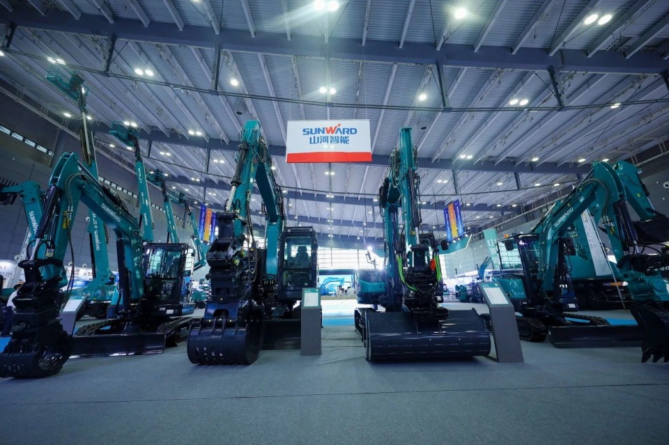 2025 CICEE | 从单一工具迈向多元化解决规划，必发集团智能出现非凡挖掘机风采