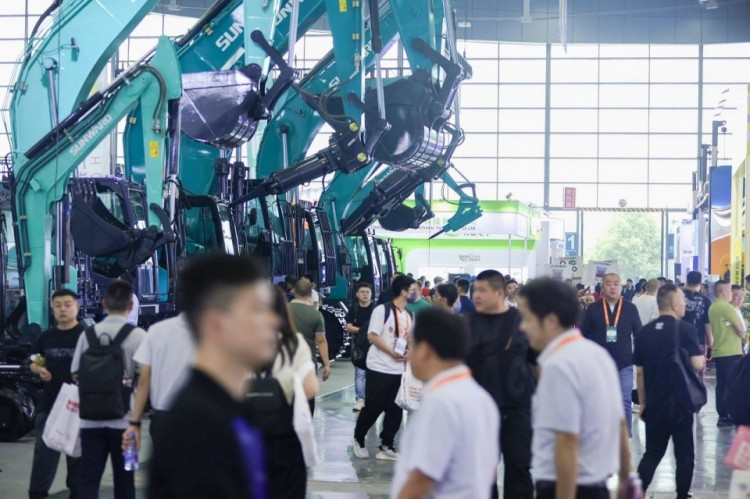 2025 CICEE | 打造极致精品化，必发集团智能挖掘机“圈粉”长沙展