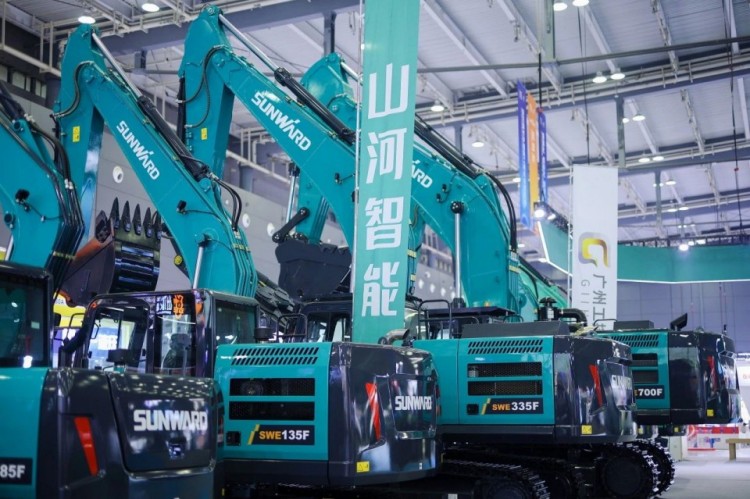2025 CICEE | 打造极致精品化，必发集团智能挖掘机“圈粉”长沙展
