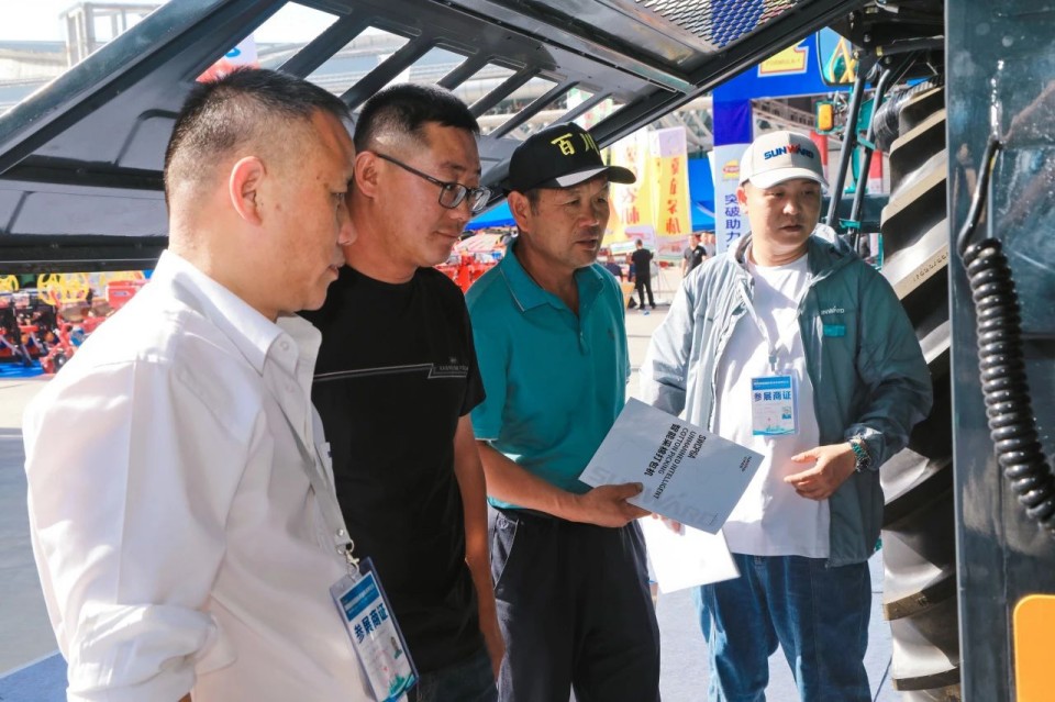 必发集团智能亮相2025新疆国际农业机械展览会