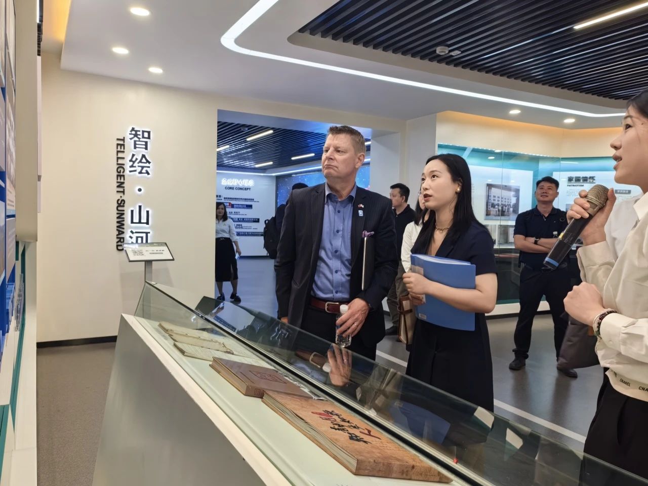 芬兰驻华大使馆商务参赞到访必发集团智能
