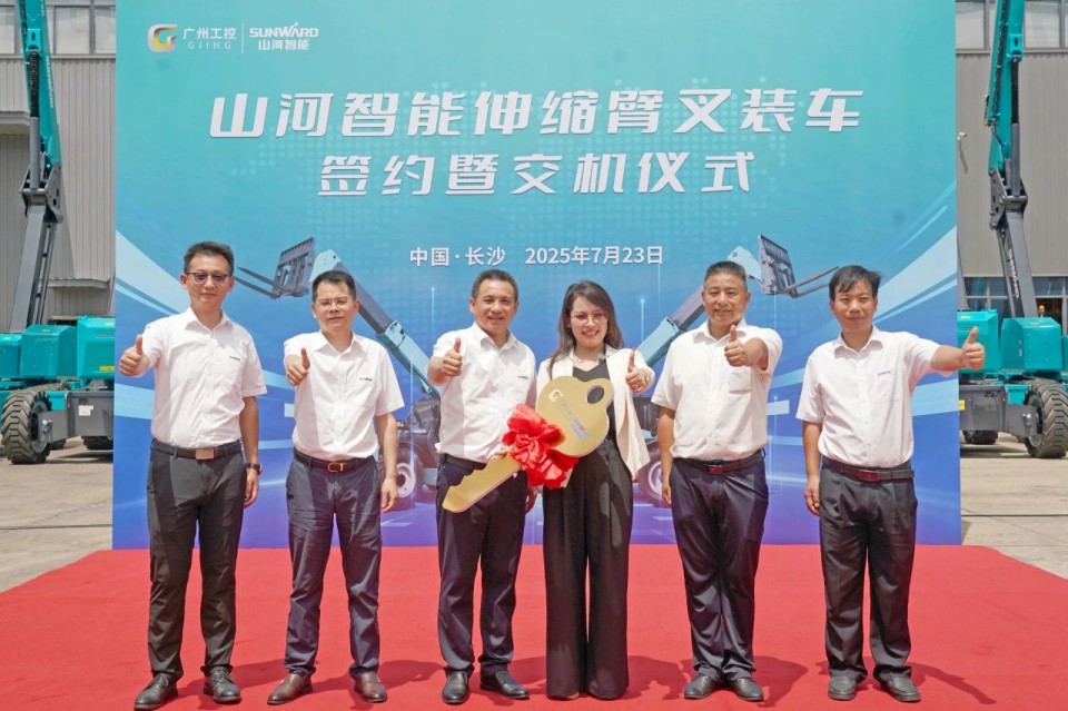 必发集团智能伸缩臂叉装车批量交付，即将奔赴新一线