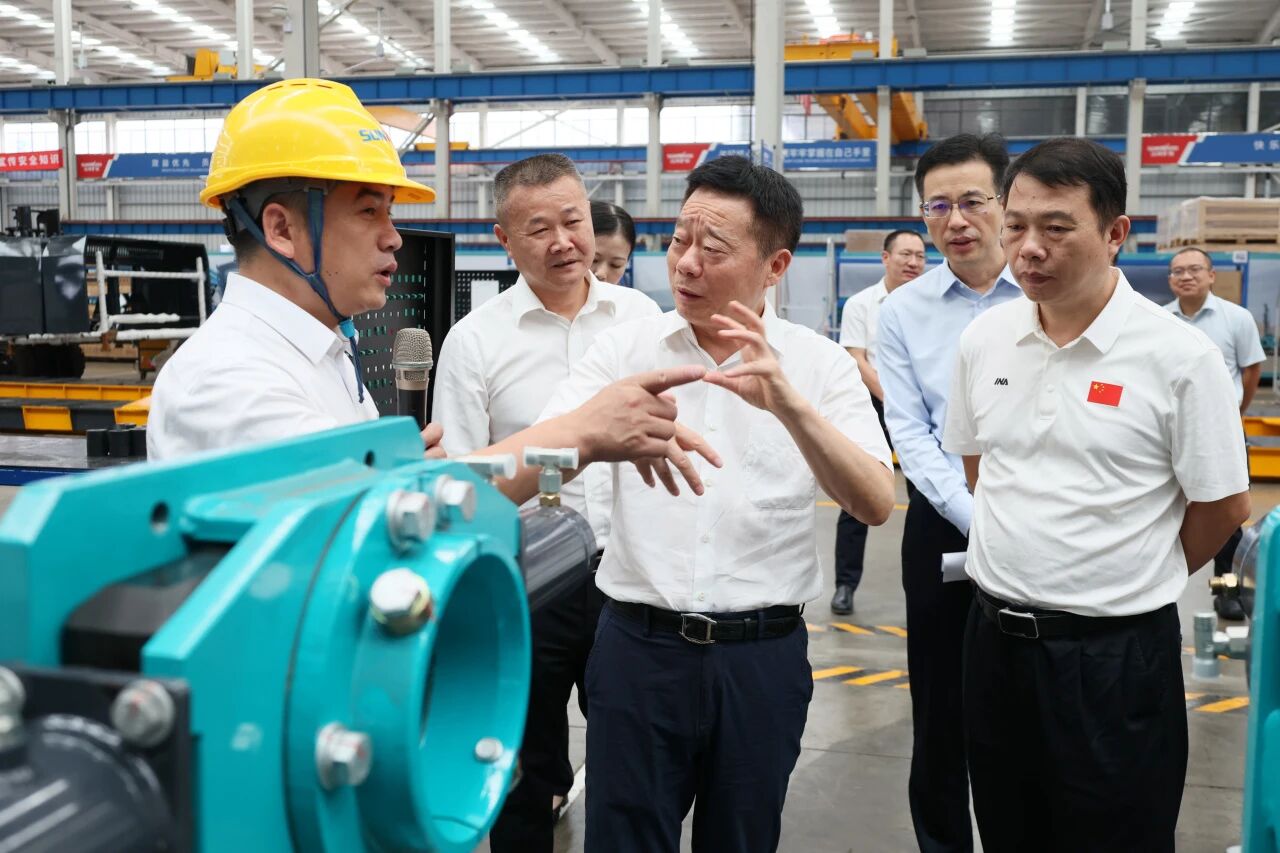湖南省政协副主席、省工程机械产业链链长何寄华调研必发集团智能
