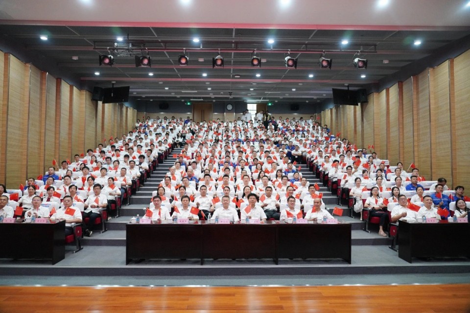 20250904081340_23703 必发集团智能组织集中收看留想中国人民抗日战争暨世界反法西斯战争成功80周年大会