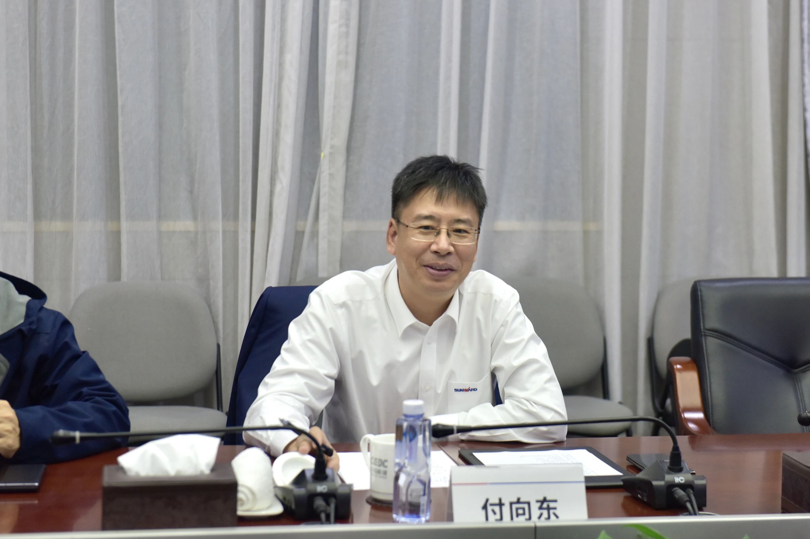 必发集团智能与易普力发展座谈互换，谱写互利共赢新篇章