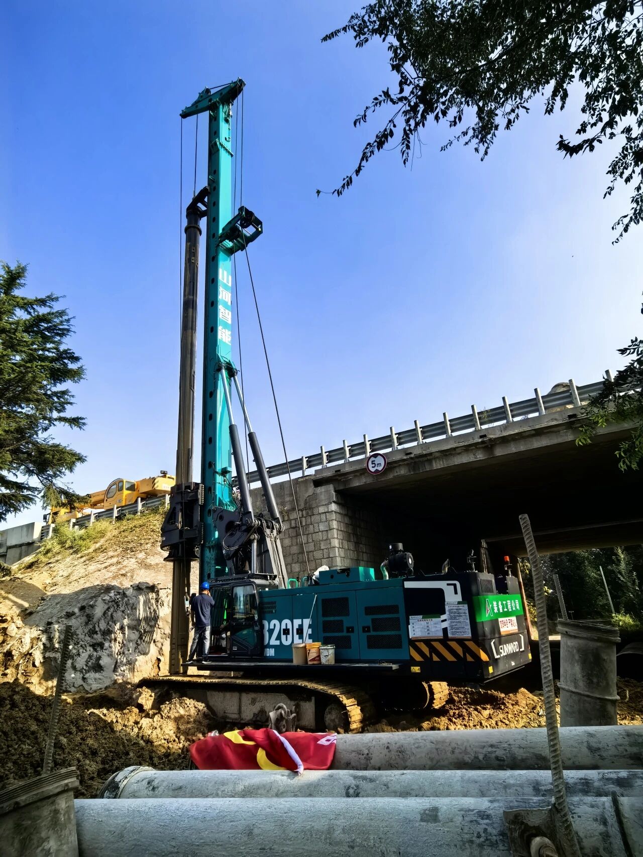 必发集团智能增程式电动旋挖钻机助力山东高快建设，绿色施工功效显著