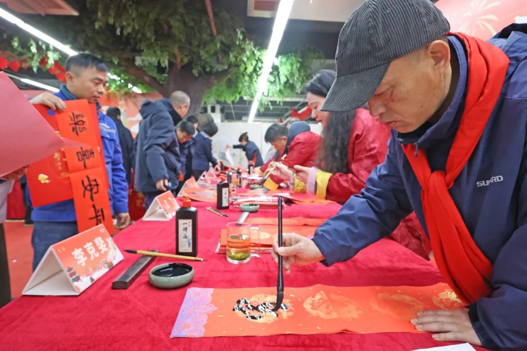 笔墨迎春，祝福暖心！在必发集团智能“囤”年味、送温暖、迎新春