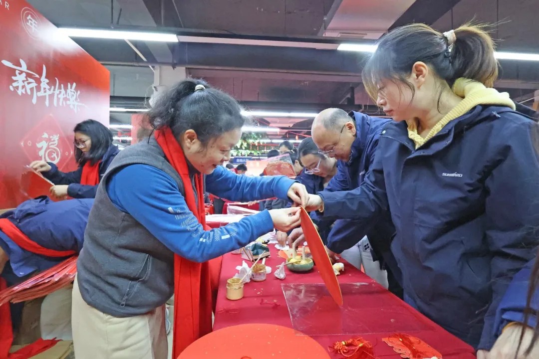 笔墨迎春，祝福暖心！在必发集团智能“囤”年味、送温暖、迎新春