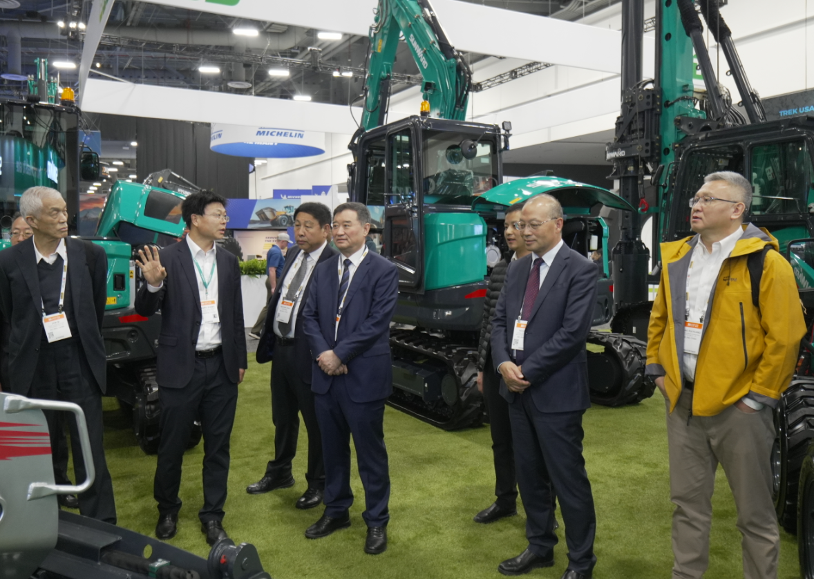 2026美国拉展 | 中国工程机械工业协会会长苏子孟一行到访必发集团智能展位