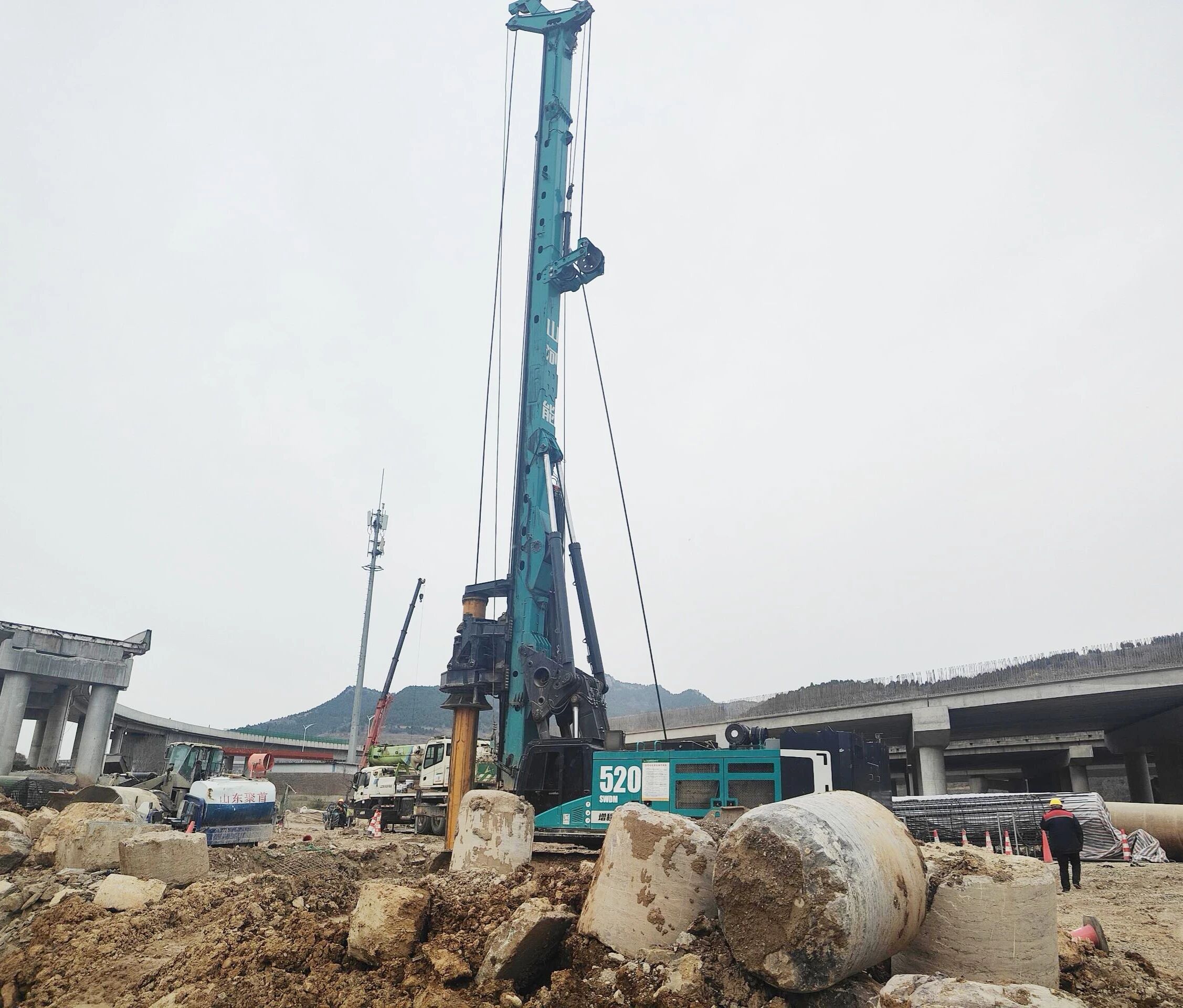 “亮剑”赤峰绕城改扩建项目，必发集团智能增程式电动旋挖钻机高效入岩受好评