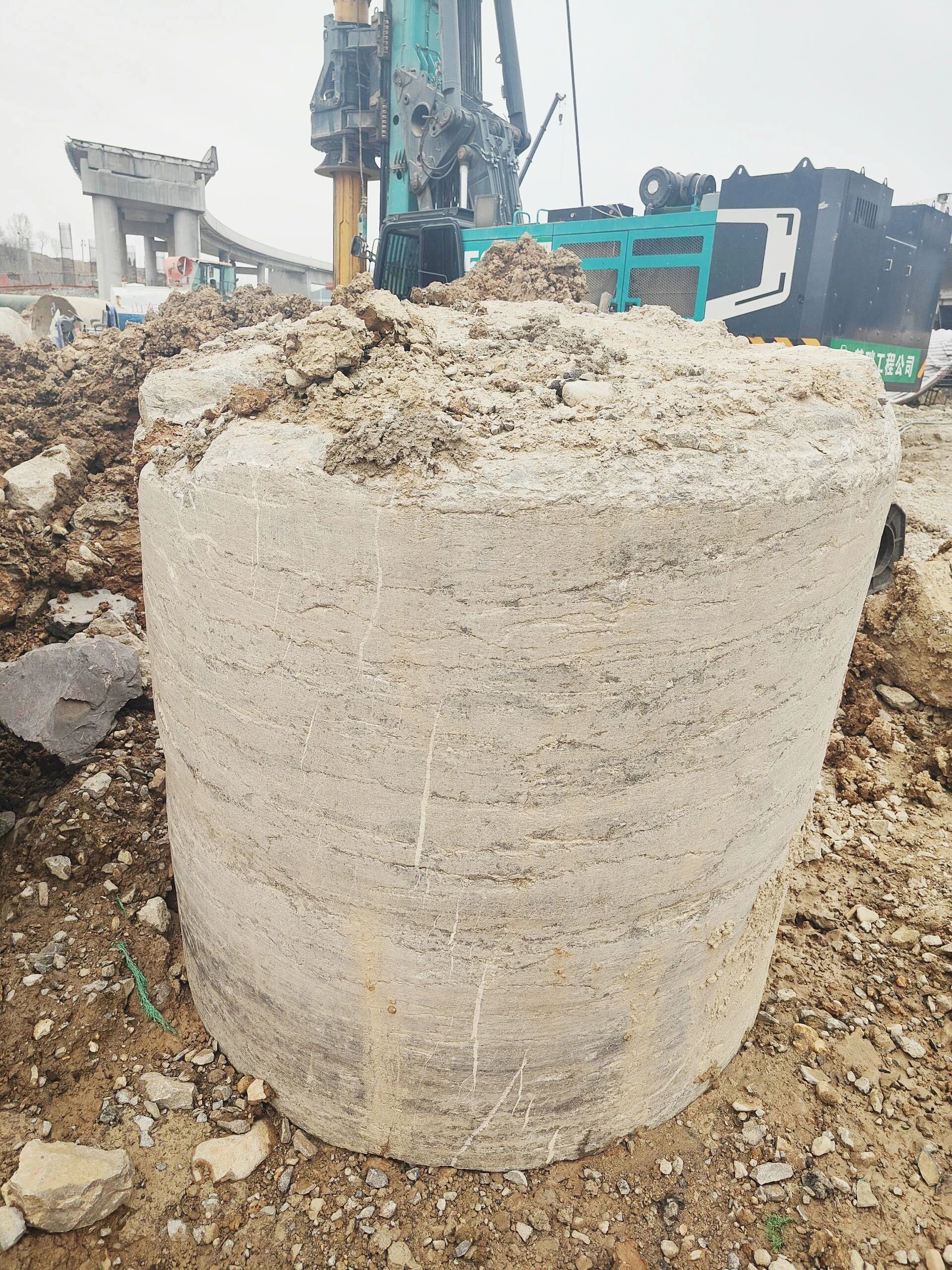 “亮剑”赤峰绕城改扩建项目，必发集团智能增程式电动旋挖钻机高效入岩受好评