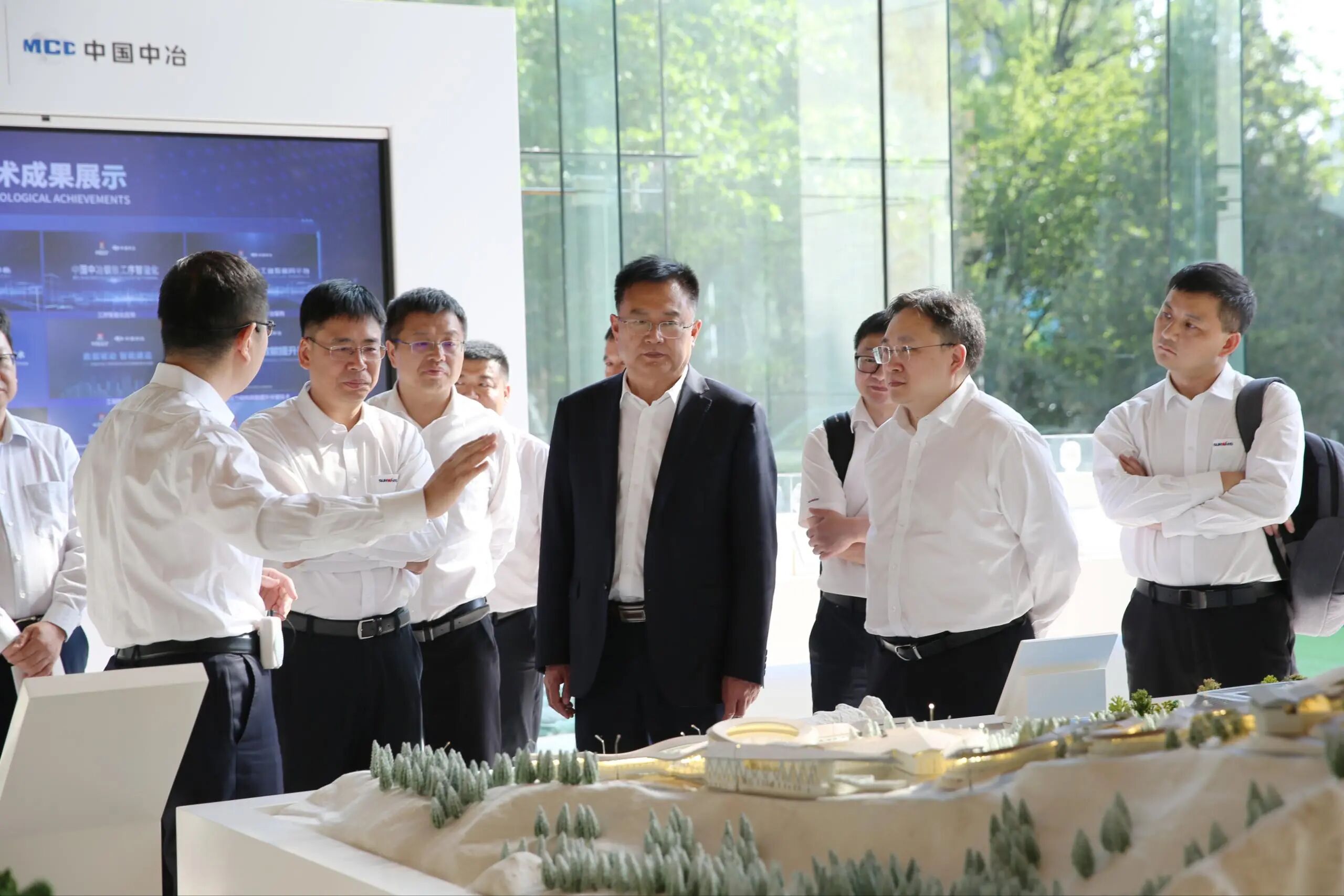 必发集团智能党委书记、董事长付向东率队造访中国中冶，推动构建合作共赢新标杆