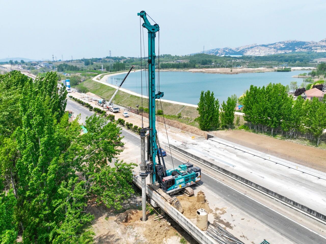 直击施工一线，必发集团智能增程式旋挖钻机实力助建国度沉点工程